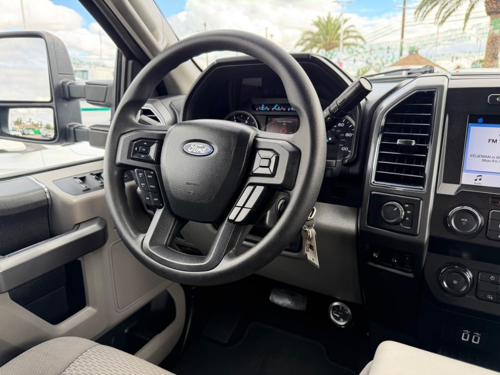 Ford F-450 Vehicle Full-screen Gallery Image 24