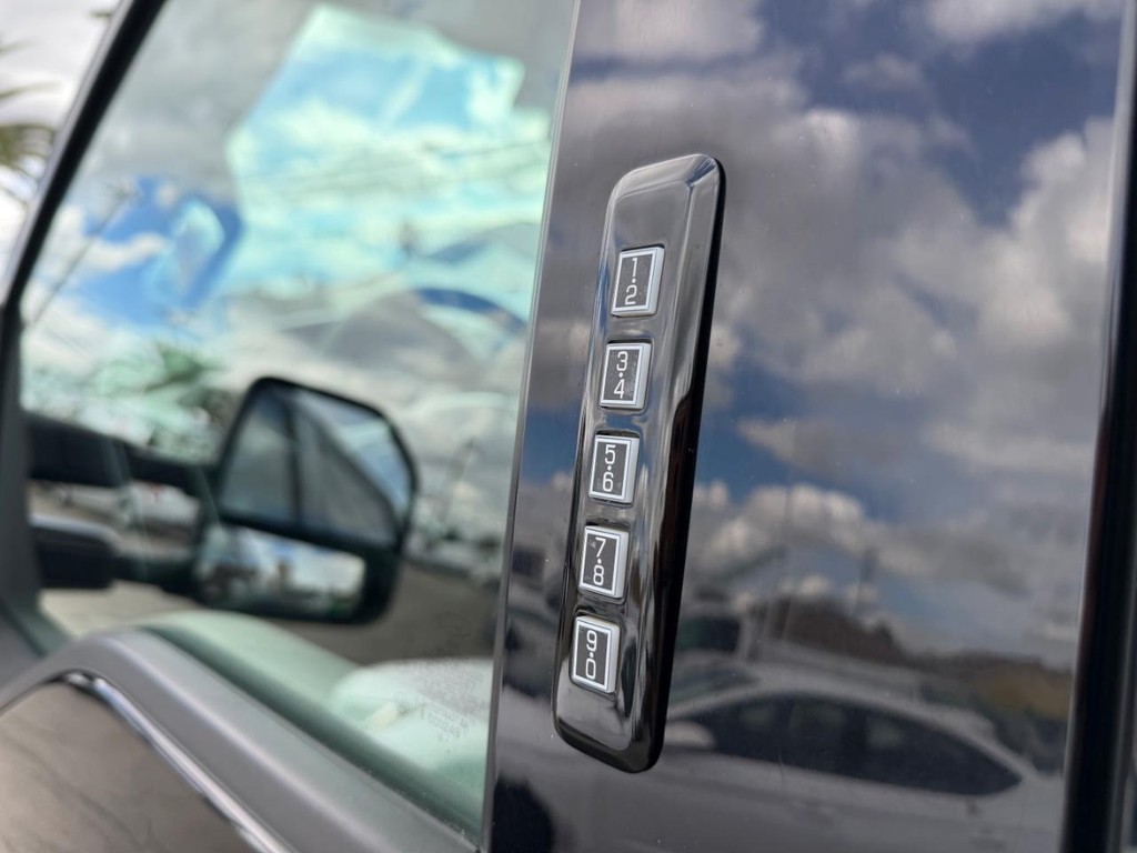 Ford F-450 Vehicle Full-screen Gallery Image 44