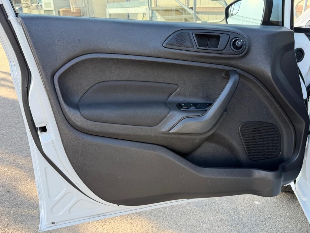 Ford Fiesta Vehicle Full-screen Gallery Image 15