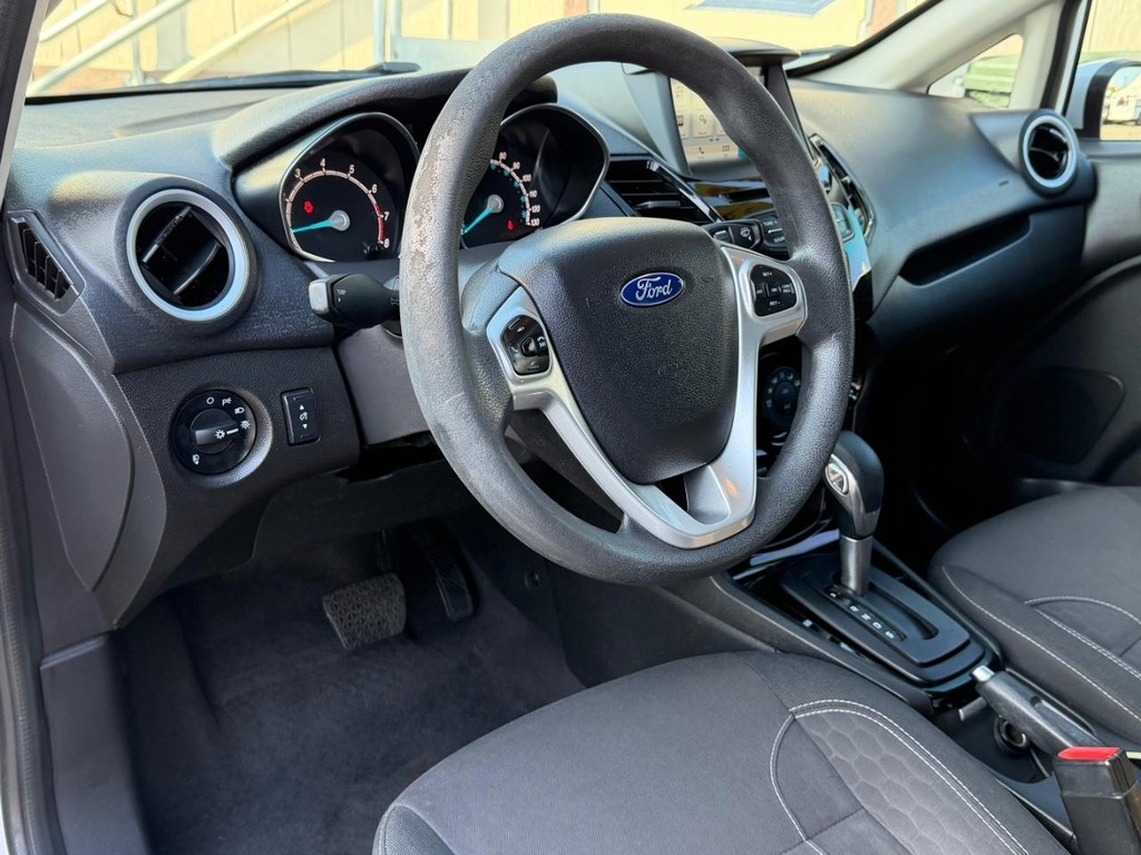 Ford Fiesta Vehicle Full-screen Gallery Image 16