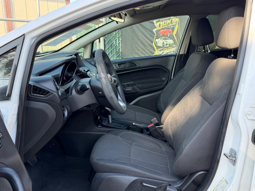 Ford Fiesta Vehicle Full-screen Gallery Image 17