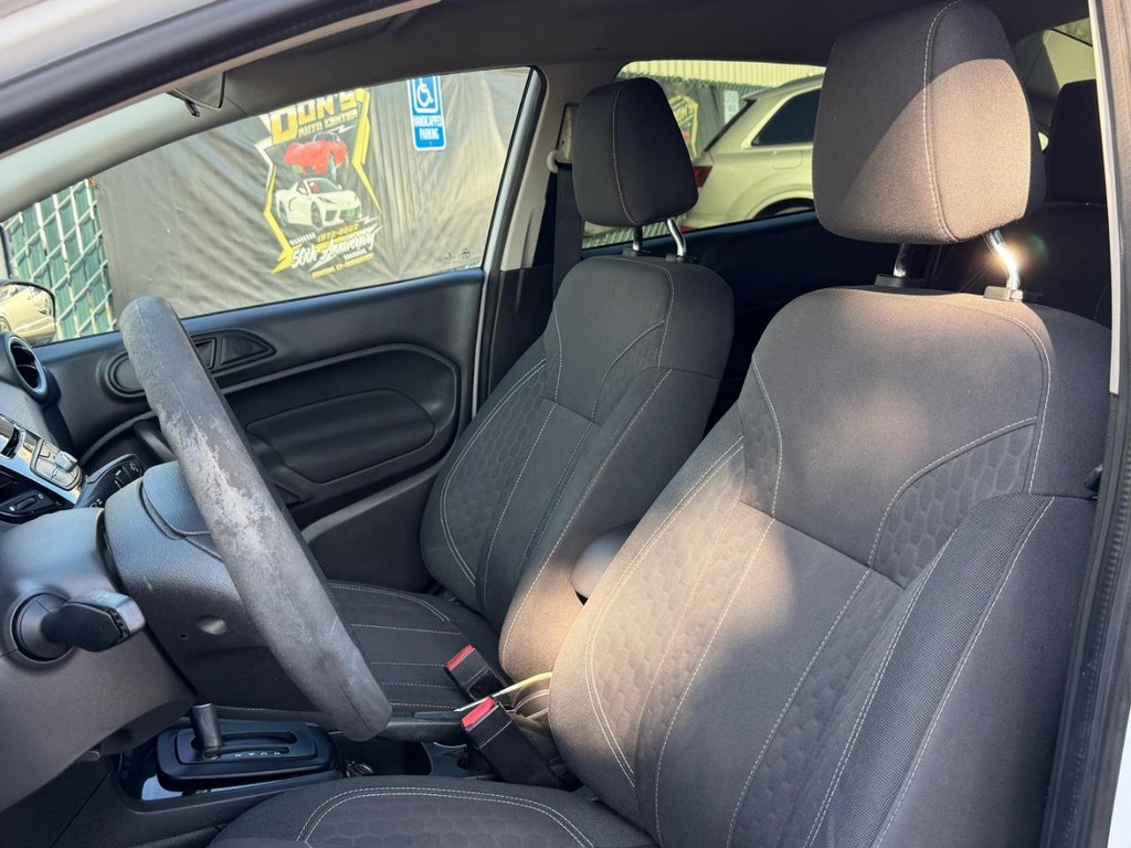 Ford Fiesta Vehicle Full-screen Gallery Image 18