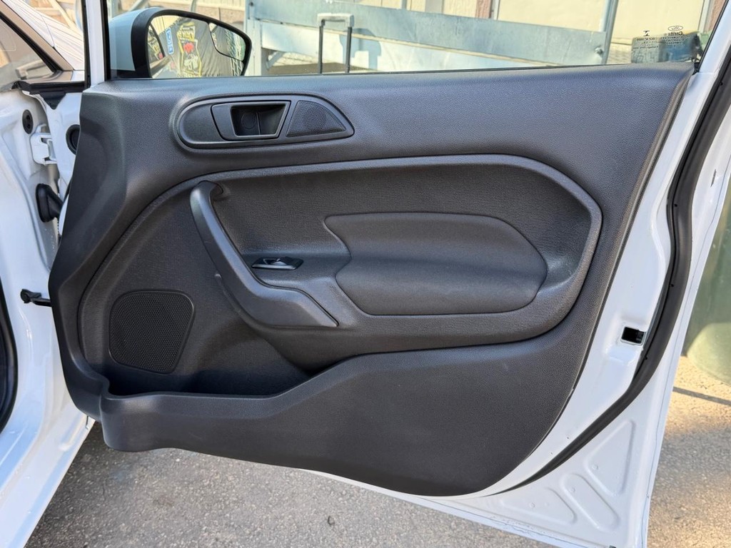 Ford Fiesta Vehicle Full-screen Gallery Image 19