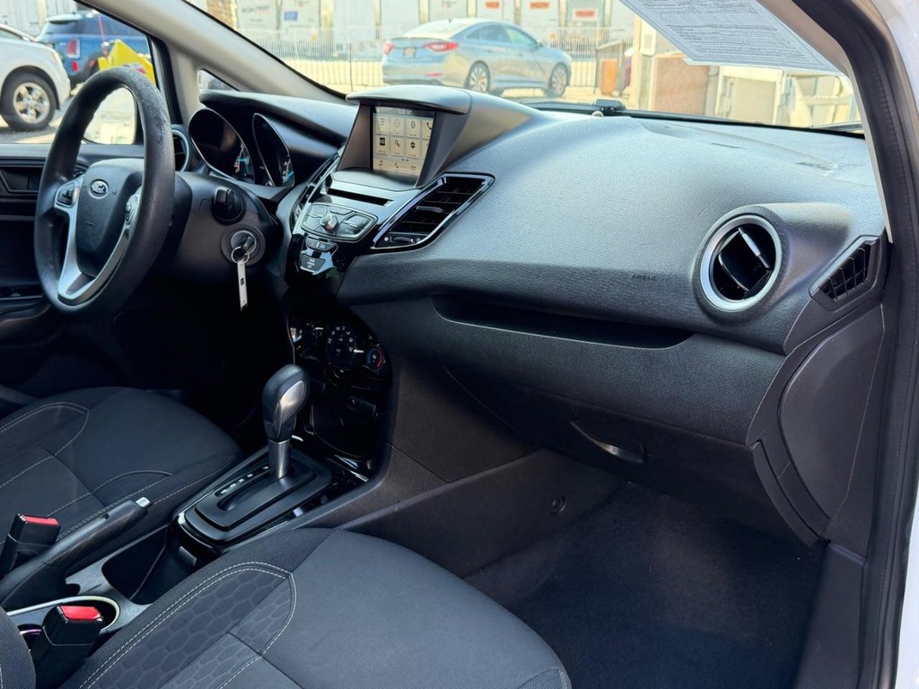 Ford Fiesta Vehicle Full-screen Gallery Image 20