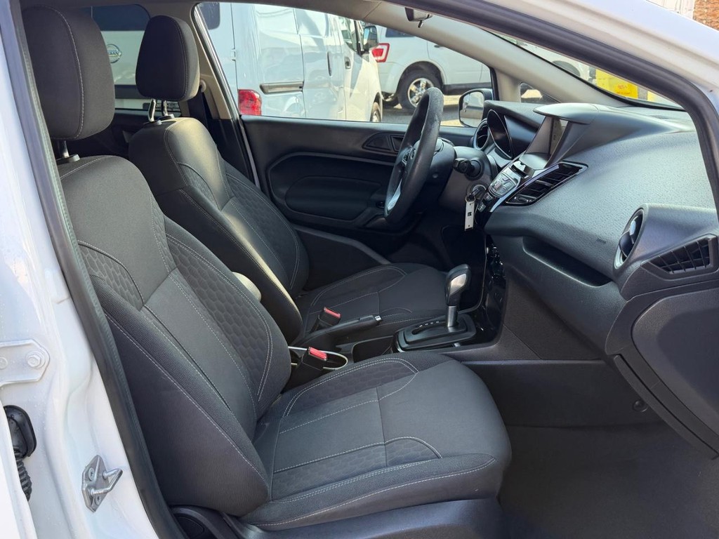 Ford Fiesta Vehicle Full-screen Gallery Image 21