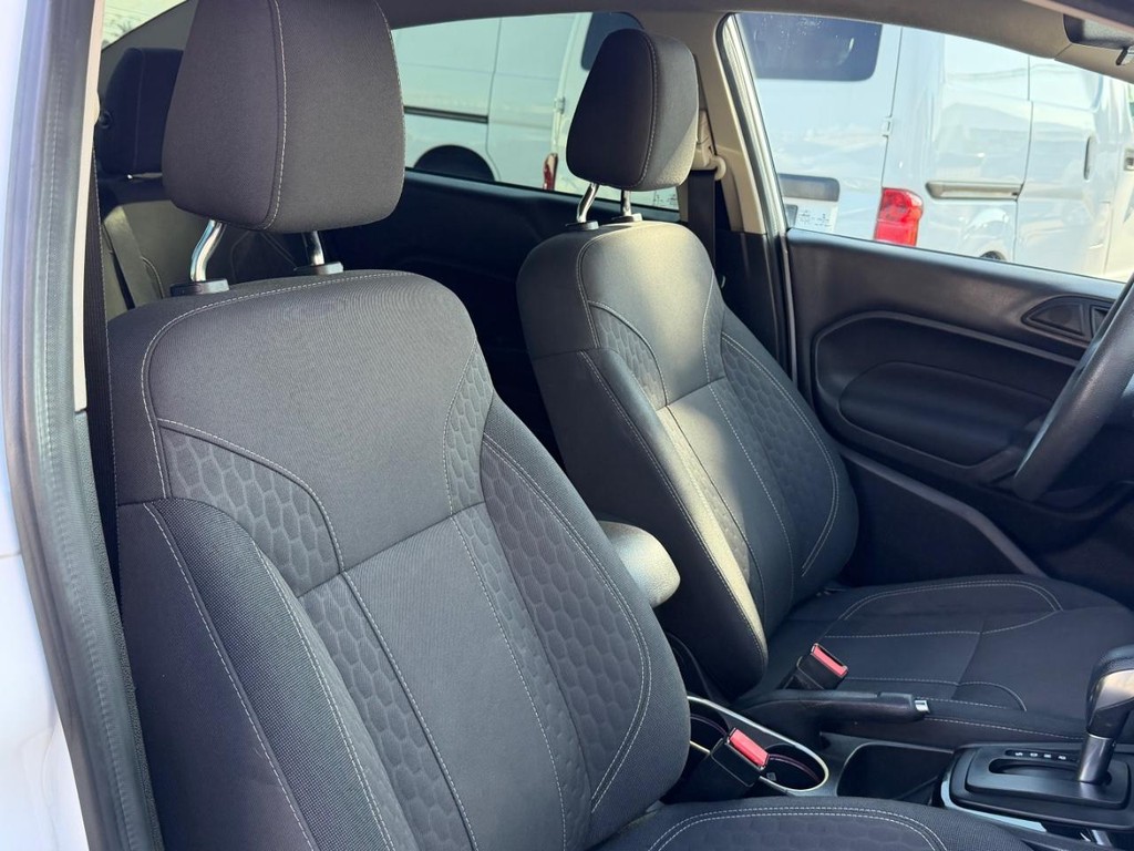 Ford Fiesta Vehicle Full-screen Gallery Image 22