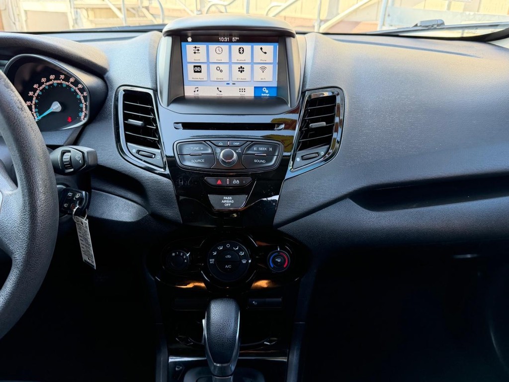 Ford Fiesta Vehicle Full-screen Gallery Image 25