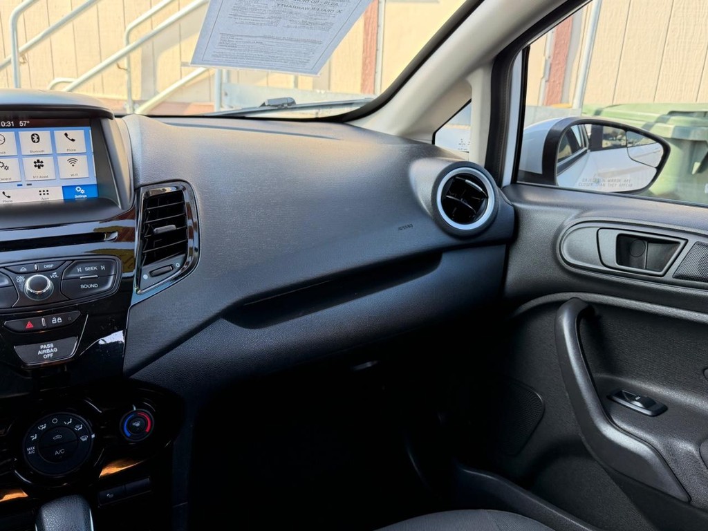 Ford Fiesta Vehicle Full-screen Gallery Image 26