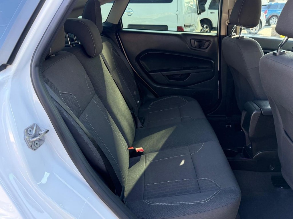 Ford Fiesta Vehicle Full-screen Gallery Image 36