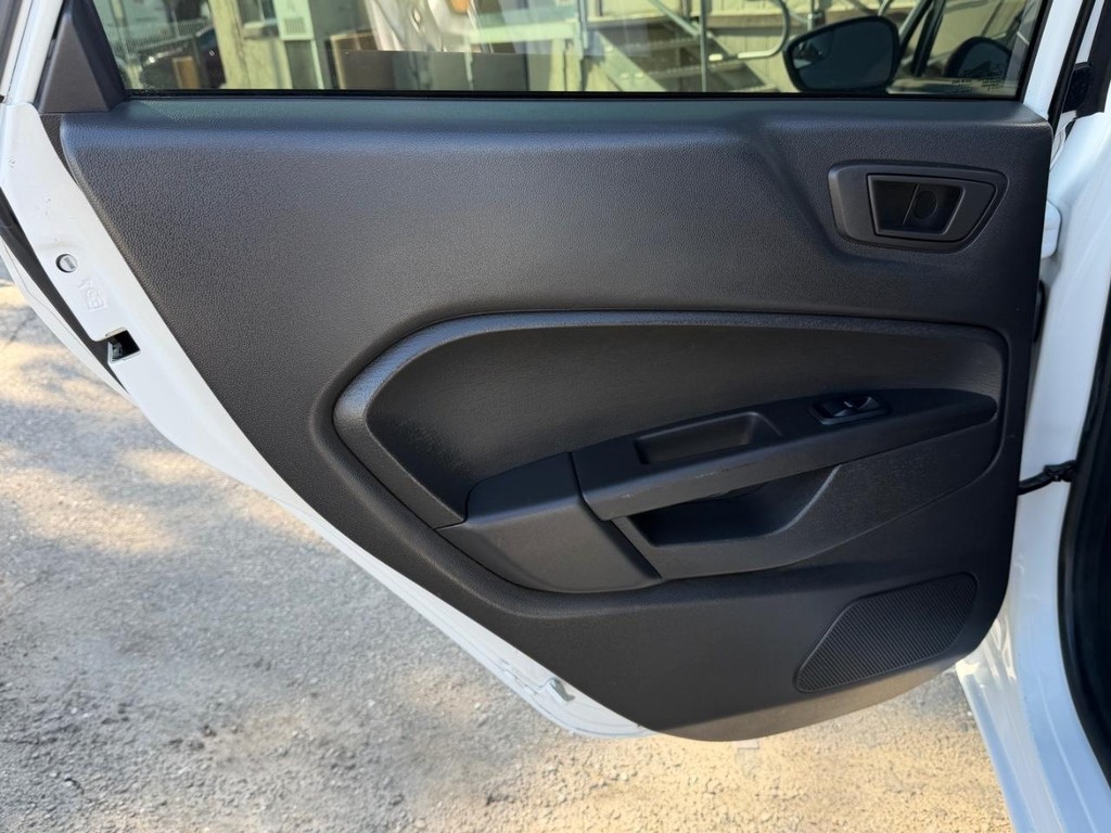 Ford Fiesta Vehicle Full-screen Gallery Image 37