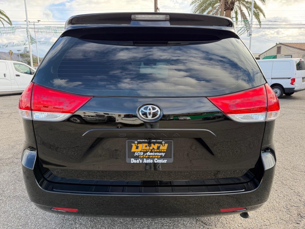 Toyota Sienna Vehicle Full-screen Gallery Image 08