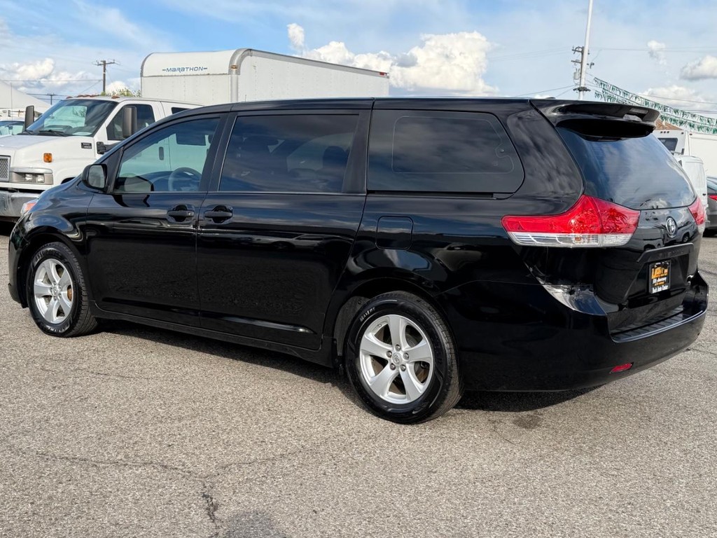 Toyota Sienna Vehicle Full-screen Gallery Image 09