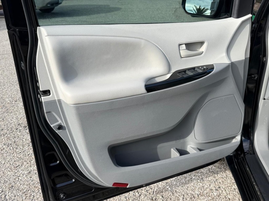 Toyota Sienna Vehicle Full-screen Gallery Image 15