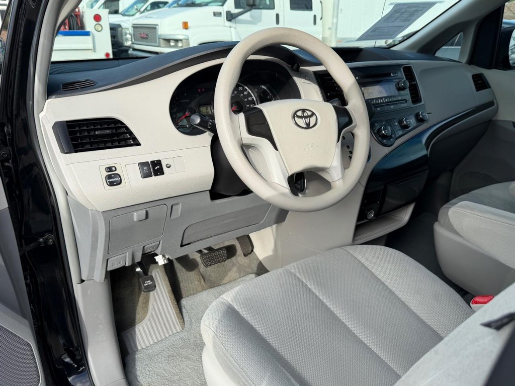 Toyota Sienna Vehicle Full-screen Gallery Image 16