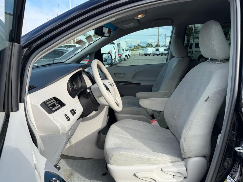 Toyota Sienna Vehicle Full-screen Gallery Image 17