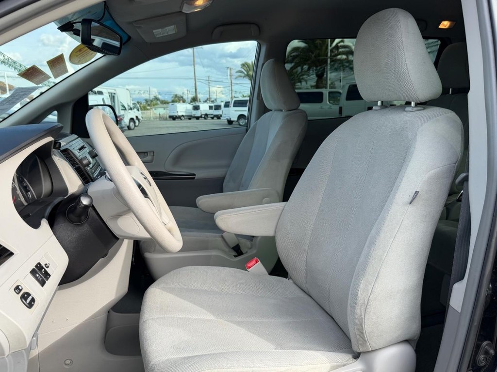 Toyota Sienna Vehicle Full-screen Gallery Image 18