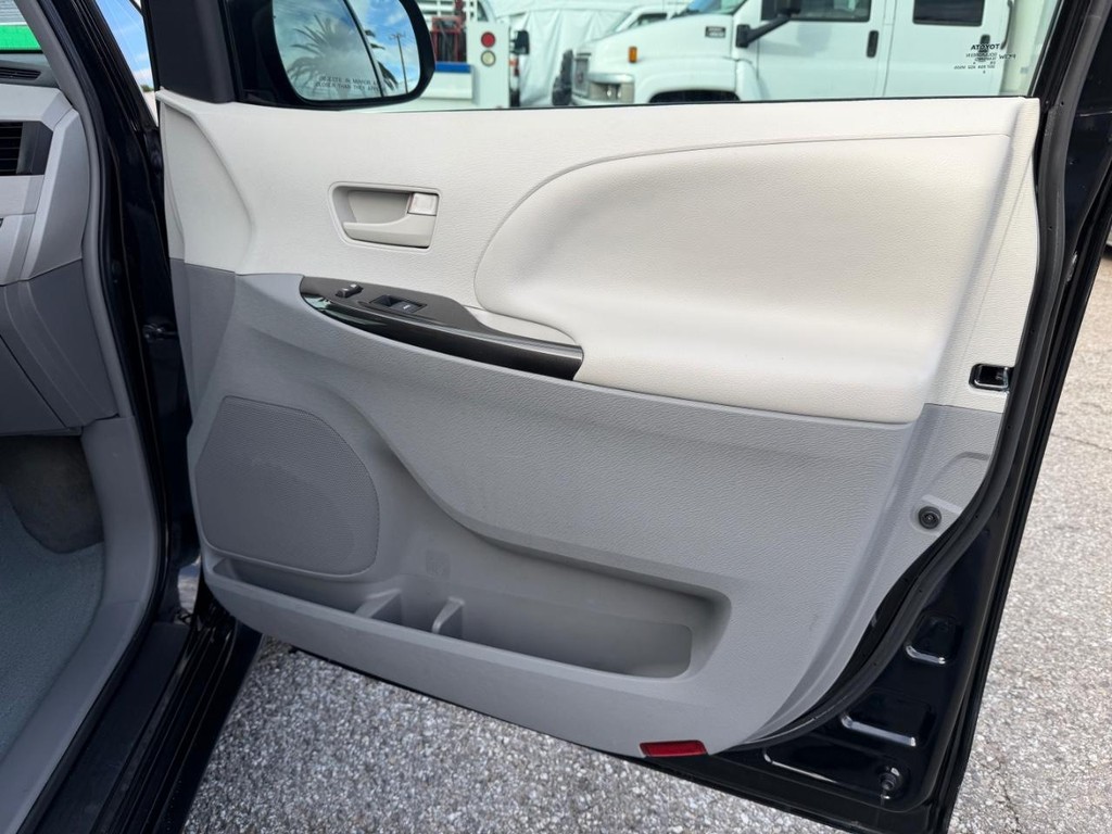 Toyota Sienna Vehicle Full-screen Gallery Image 19
