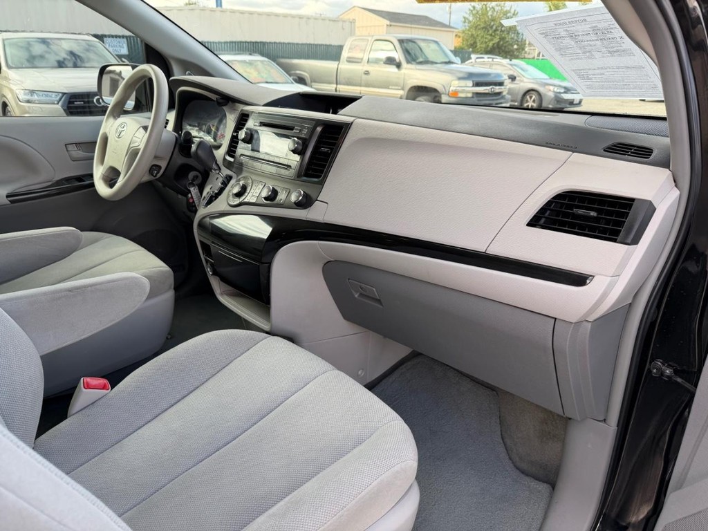 Toyota Sienna Vehicle Full-screen Gallery Image 20