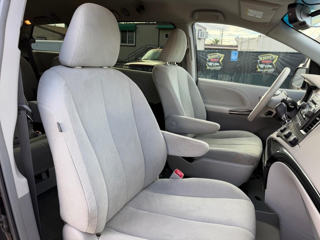 Toyota Sienna Vehicle Full-screen Gallery Image 22