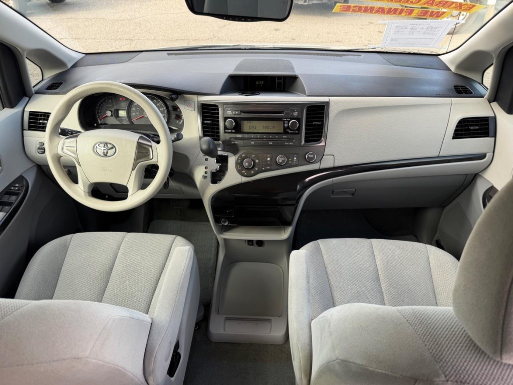 Toyota Sienna Vehicle Full-screen Gallery Image 23