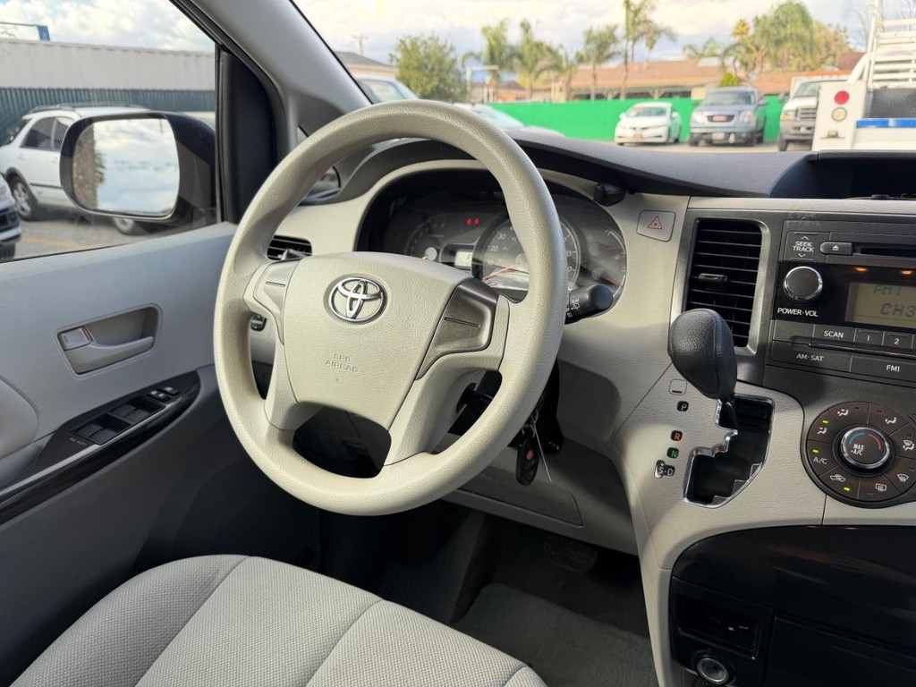 Toyota Sienna Vehicle Full-screen Gallery Image 24