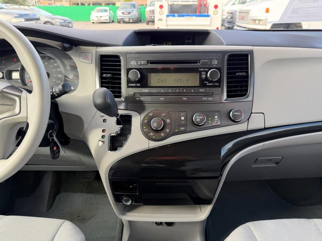 Toyota Sienna Vehicle Full-screen Gallery Image 25