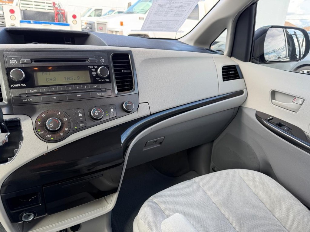 Toyota Sienna Vehicle Full-screen Gallery Image 26
