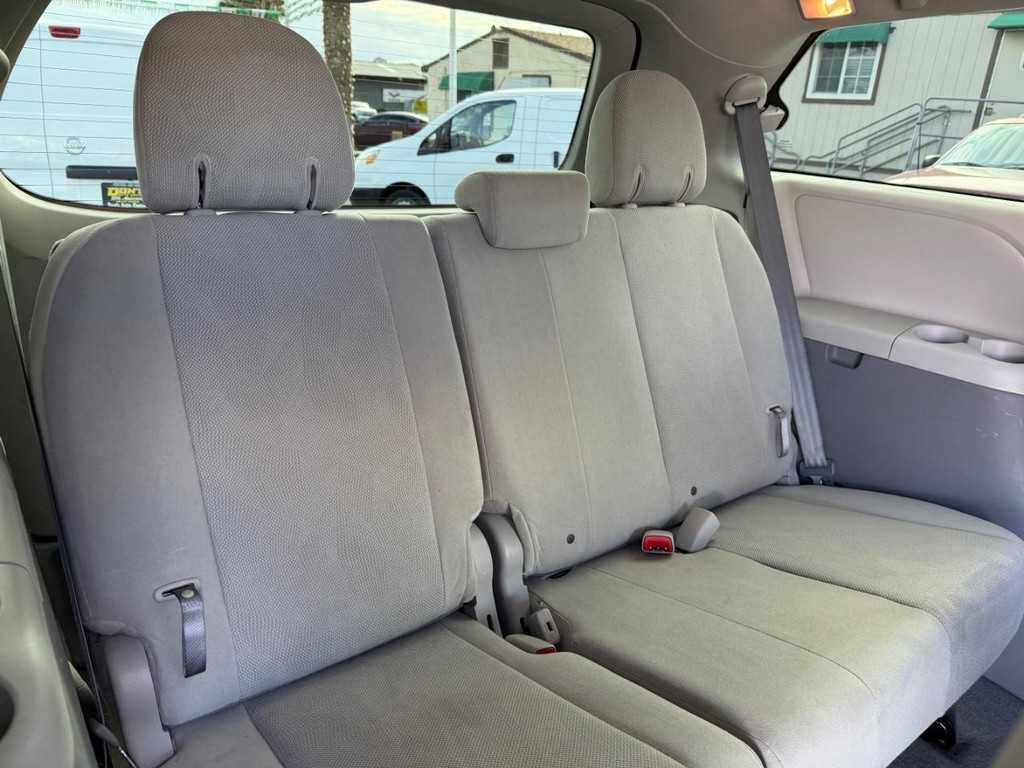 Toyota Sienna Vehicle Full-screen Gallery Image 34