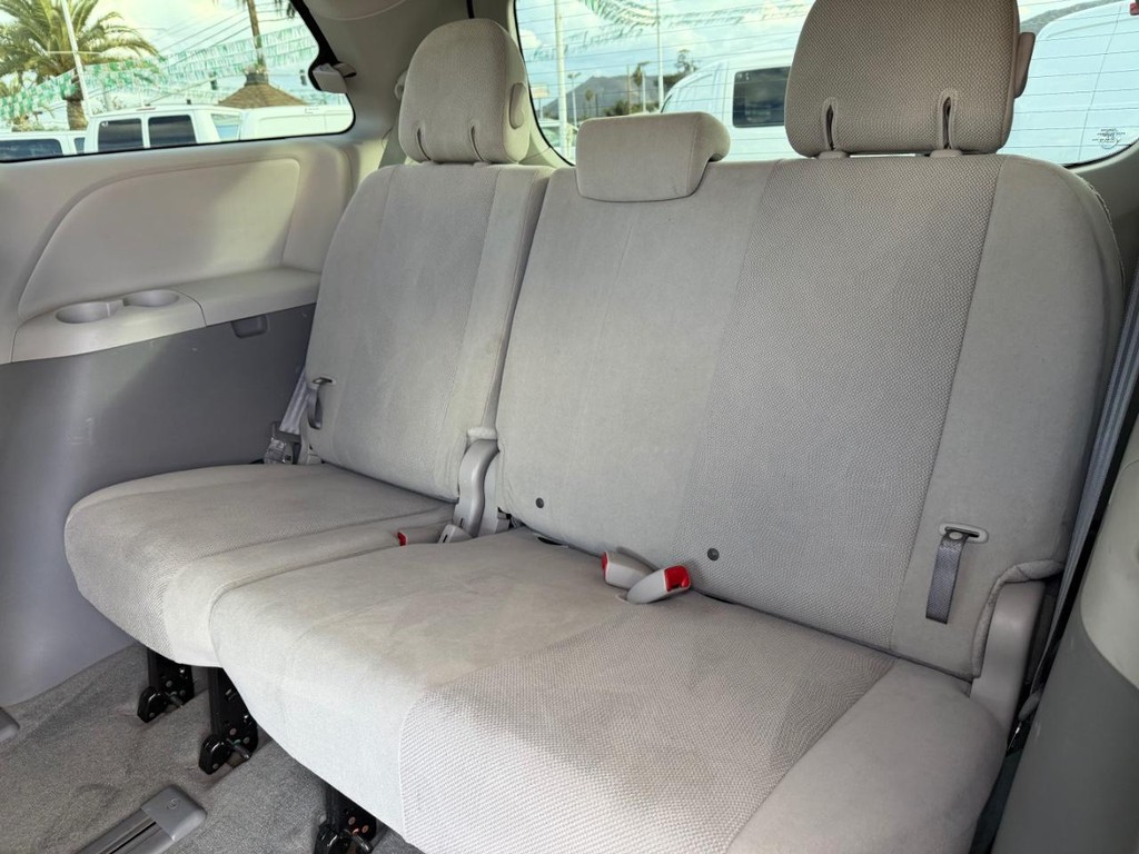 Toyota Sienna Vehicle Full-screen Gallery Image 36