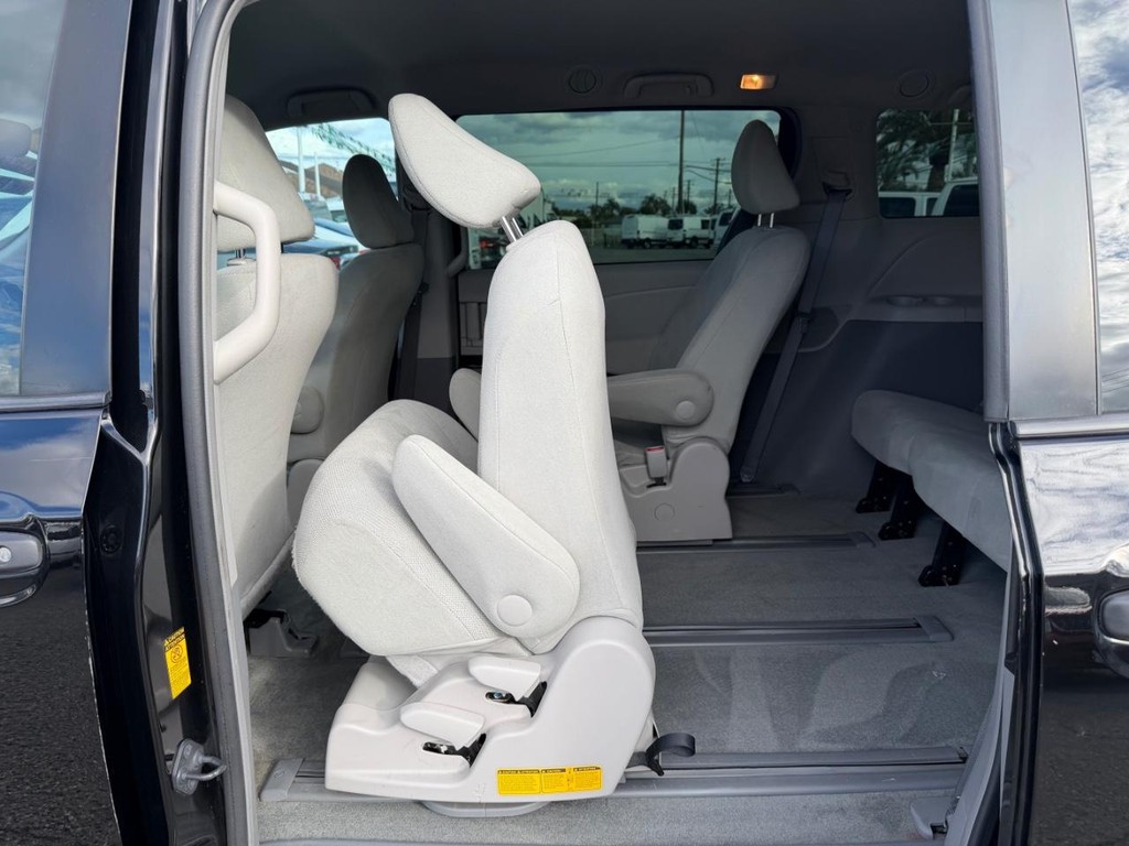 Toyota Sienna Vehicle Full-screen Gallery Image 37