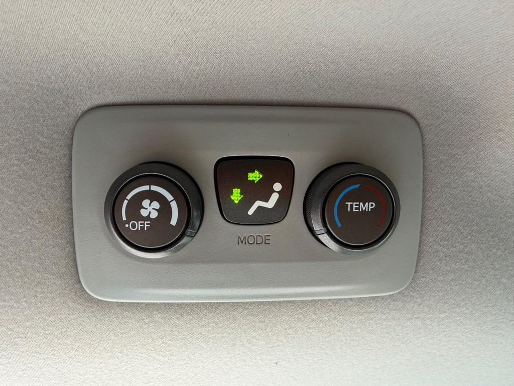 Toyota Sienna Vehicle Full-screen Gallery Image 38