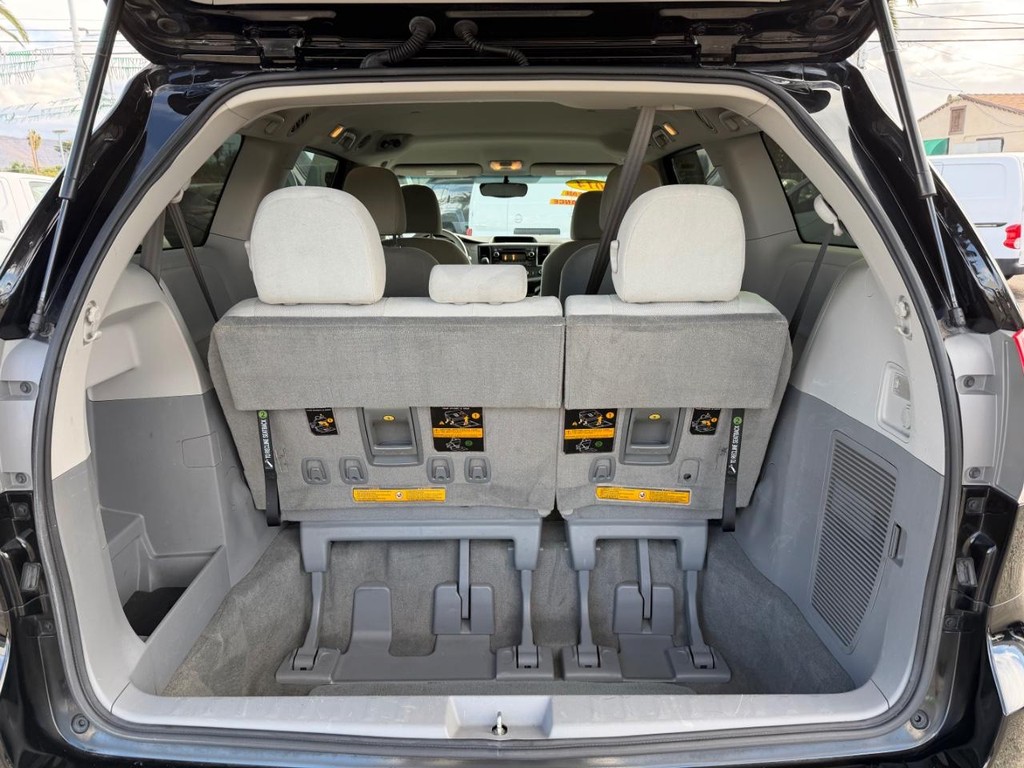 Toyota Sienna Vehicle Full-screen Gallery Image 39