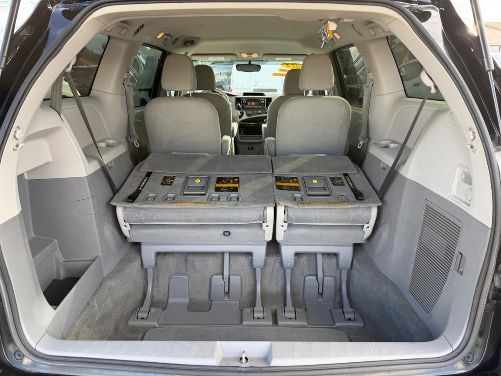 Toyota Sienna Vehicle Full-screen Gallery Image 40
