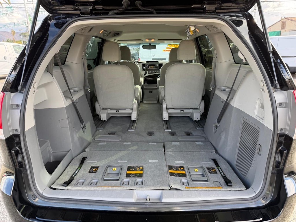 Toyota Sienna Vehicle Full-screen Gallery Image 41
