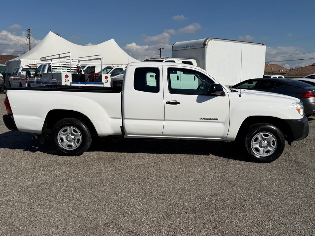 Toyota Tacoma Vehicle Full-screen Gallery Image 05