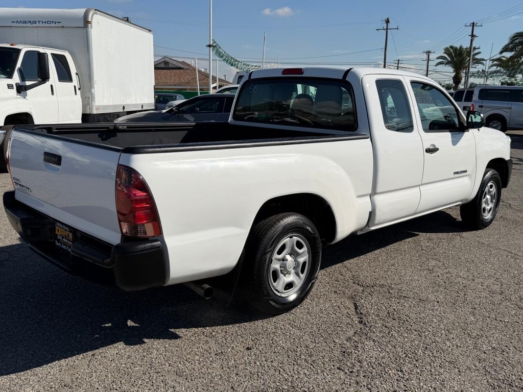 Toyota Tacoma Vehicle Full-screen Gallery Image 06