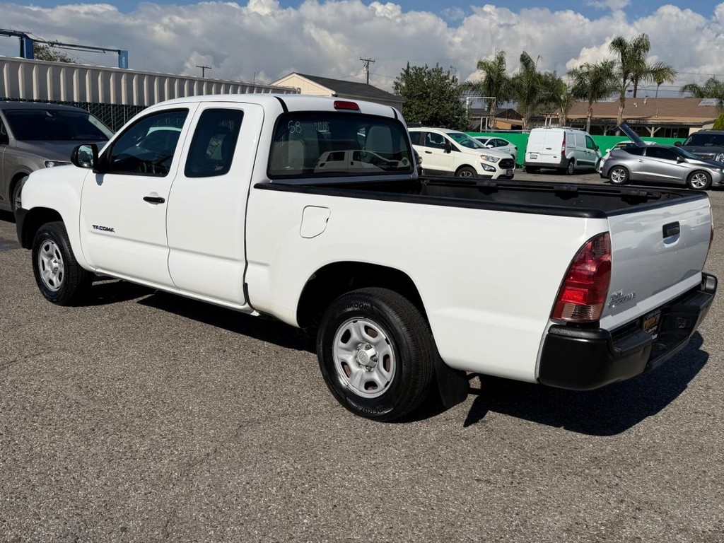 Toyota Tacoma Vehicle Full-screen Gallery Image 09