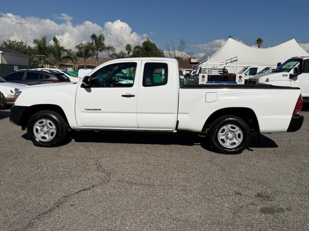 Toyota Tacoma Vehicle Full-screen Gallery Image 11