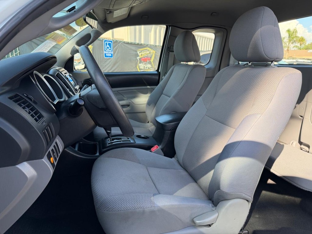 Toyota Tacoma Vehicle Full-screen Gallery Image 18