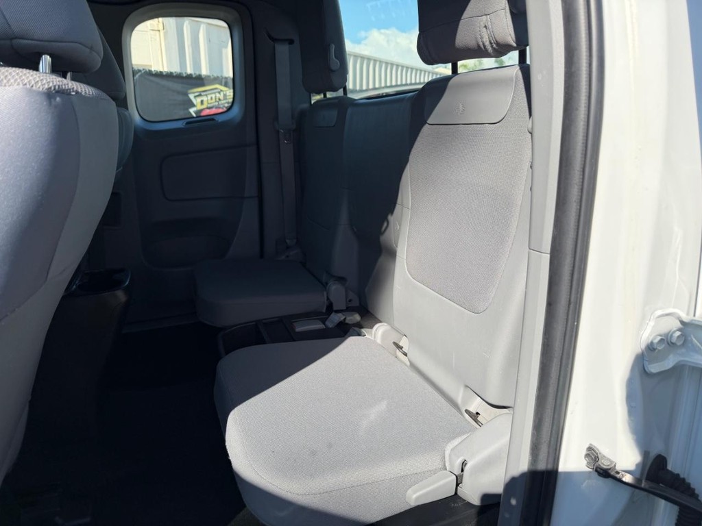 Toyota Tacoma Vehicle Full-screen Gallery Image 20