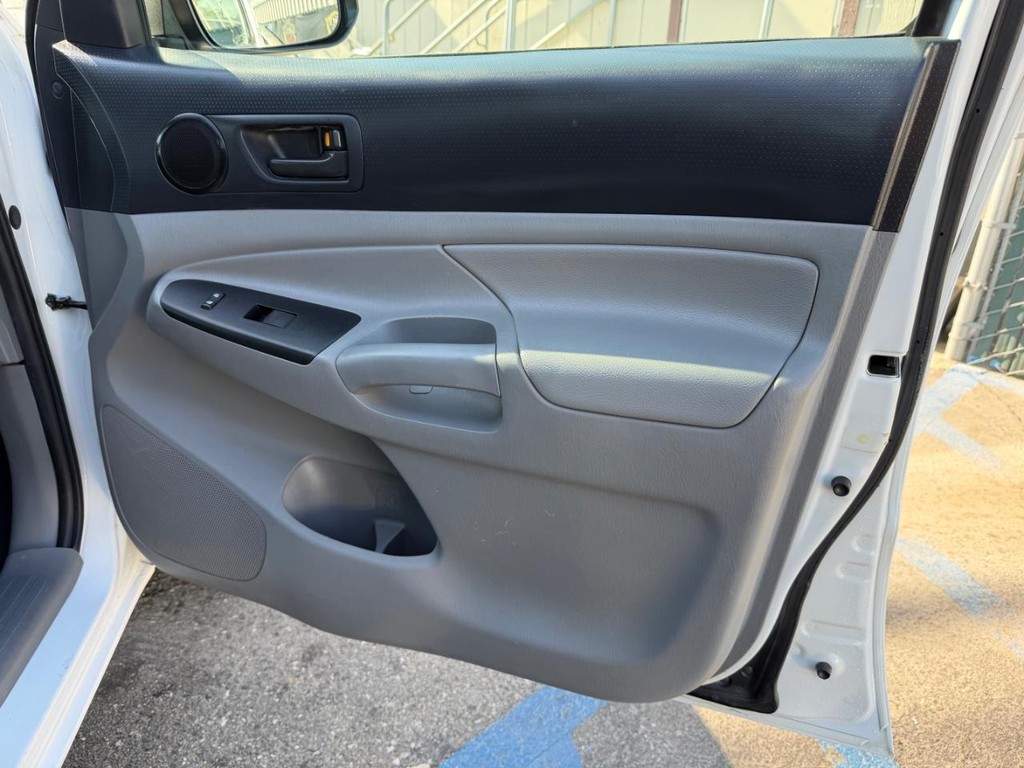 Toyota Tacoma Vehicle Full-screen Gallery Image 22