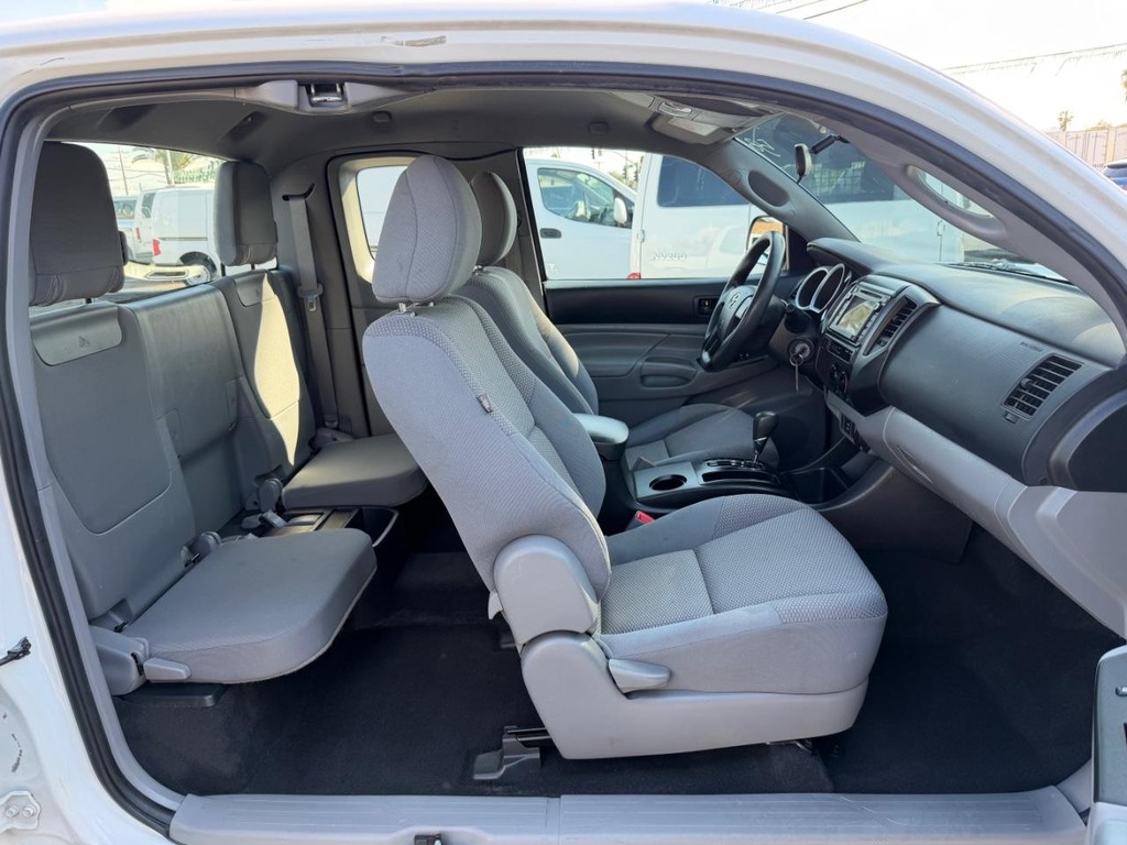 Toyota Tacoma Vehicle Full-screen Gallery Image 24