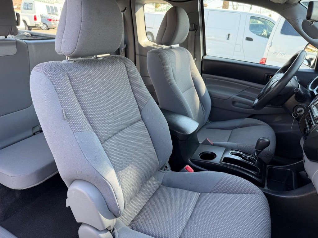 Toyota Tacoma Vehicle Full-screen Gallery Image 25