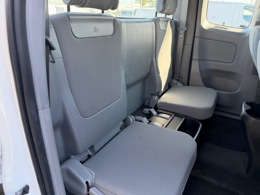 Toyota Tacoma Vehicle Full-screen Gallery Image 27