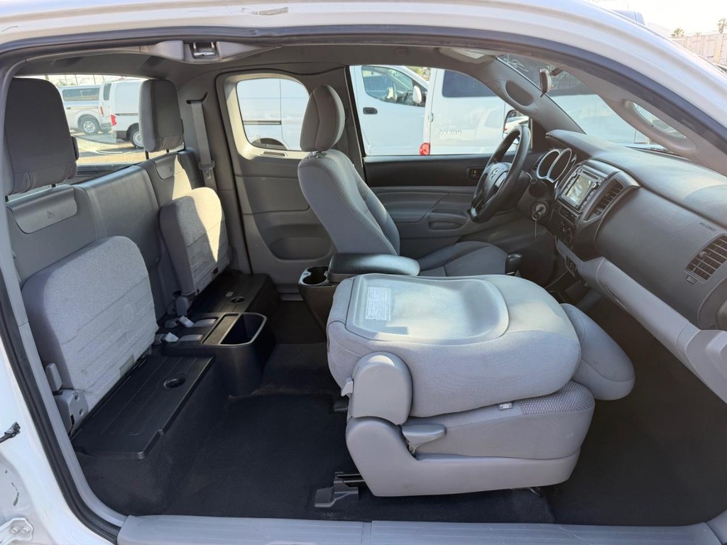 Toyota Tacoma Vehicle Full-screen Gallery Image 29