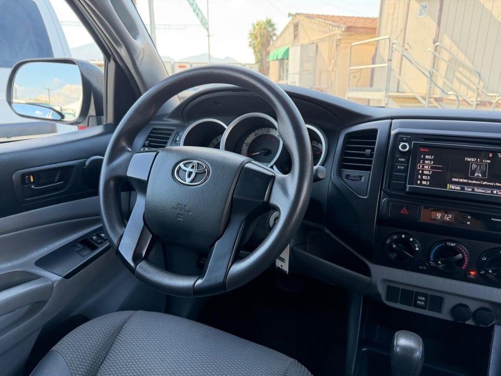 Toyota Tacoma Vehicle Full-screen Gallery Image 32