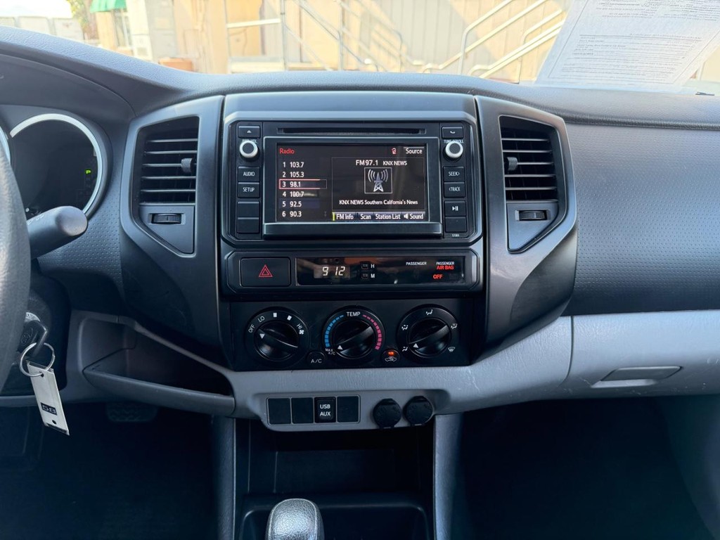 Toyota Tacoma Vehicle Full-screen Gallery Image 33