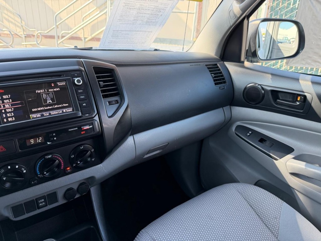 Toyota Tacoma Vehicle Full-screen Gallery Image 34