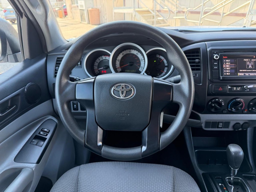 Toyota Tacoma Vehicle Full-screen Gallery Image 35