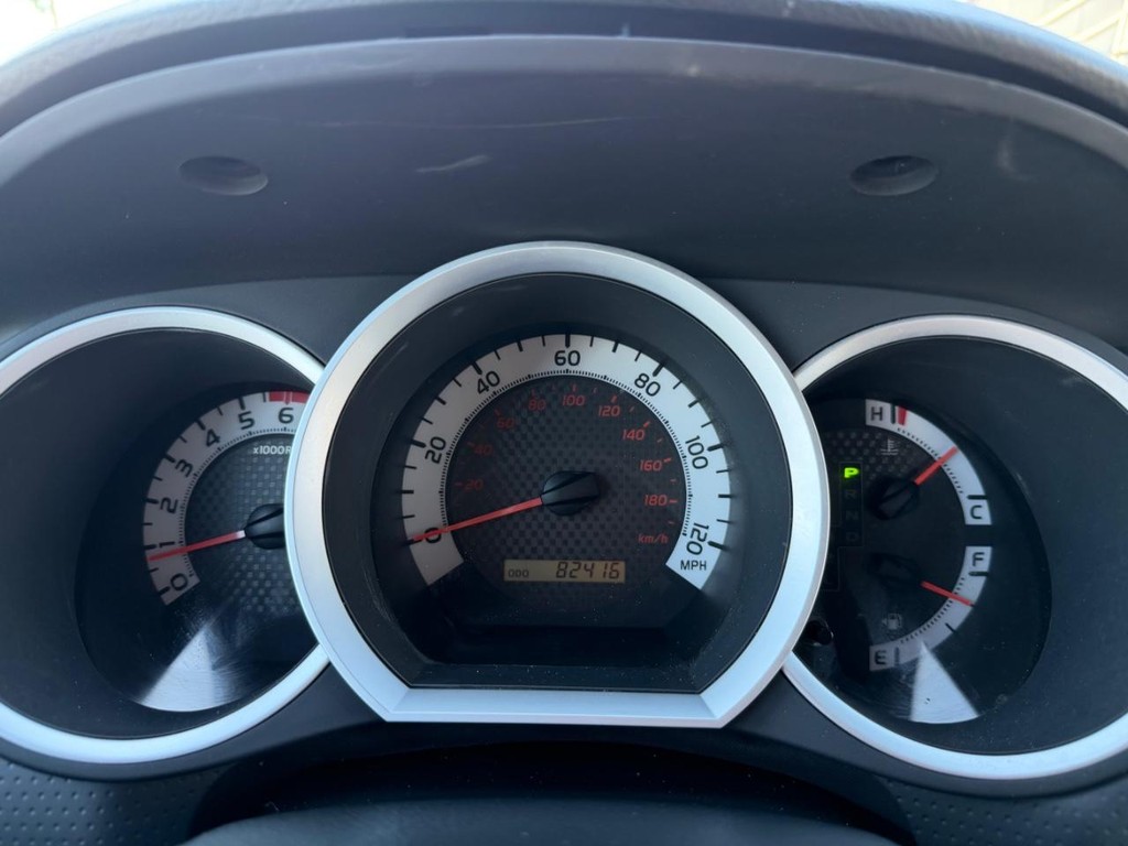 Toyota Tacoma Vehicle Full-screen Gallery Image 36